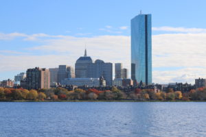Hancock Tower og Boston Back Bay. Taget fra Cambridge Siden. Det var ikke dette højhus vi var oppe i.